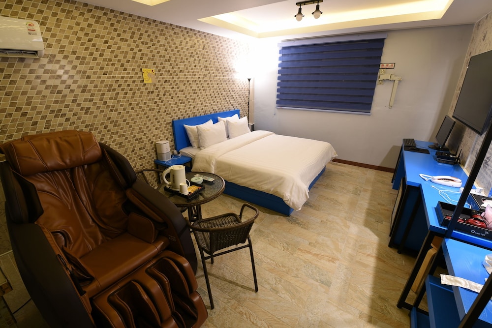 Q Motel 11/49