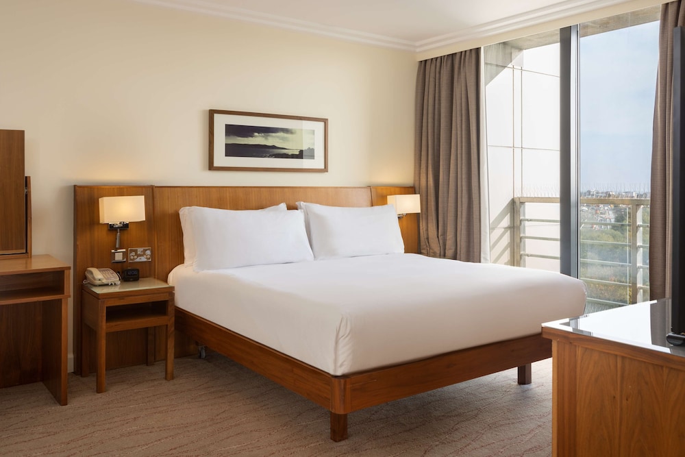 Family Suite, Double Bed, Living Area, Bathtub