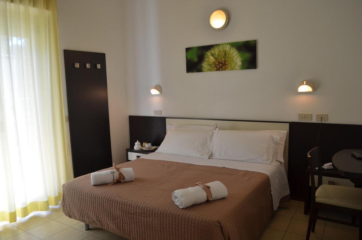 ROOM, DOUBLE BED