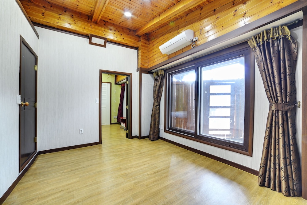 White Cabin 28/60