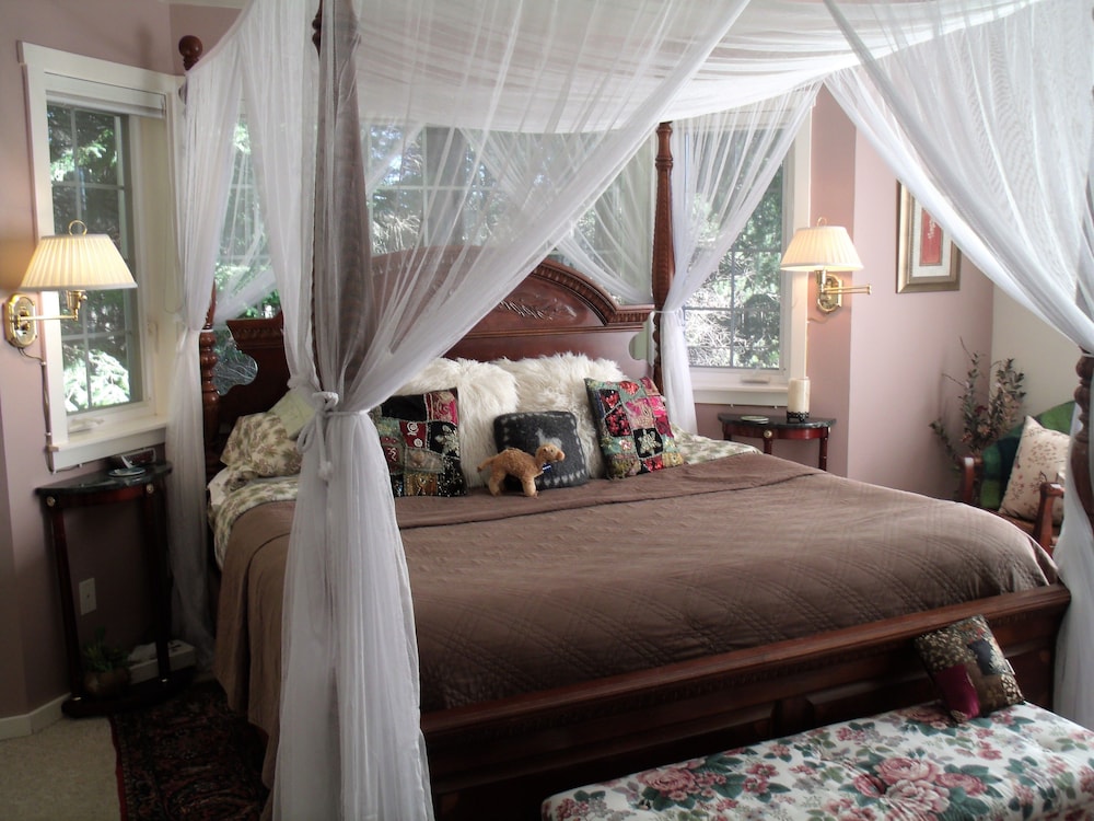 Room, Single, King Bed, Forest View, Outdoor Jetted Tub, Jetted Tub