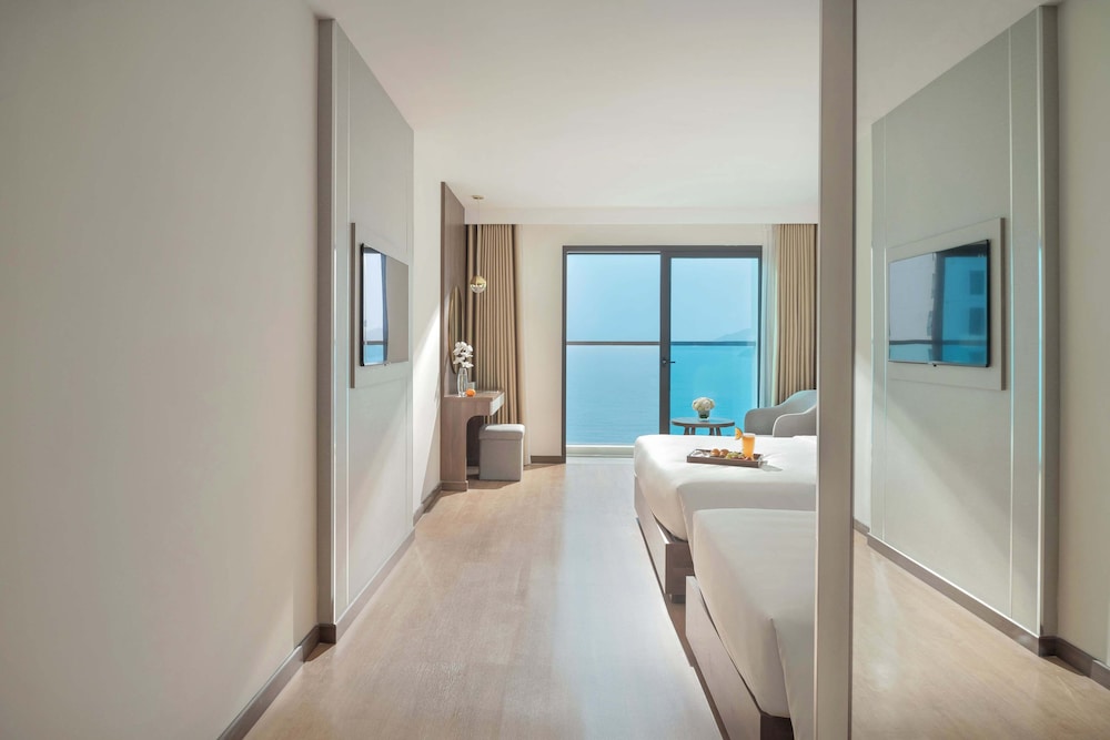غرفة بريميير ثلاثية بسرير كوين وسرير فردي بإطلالة على البحر بشرفة، Panama Nha Trang Hotel 7/10