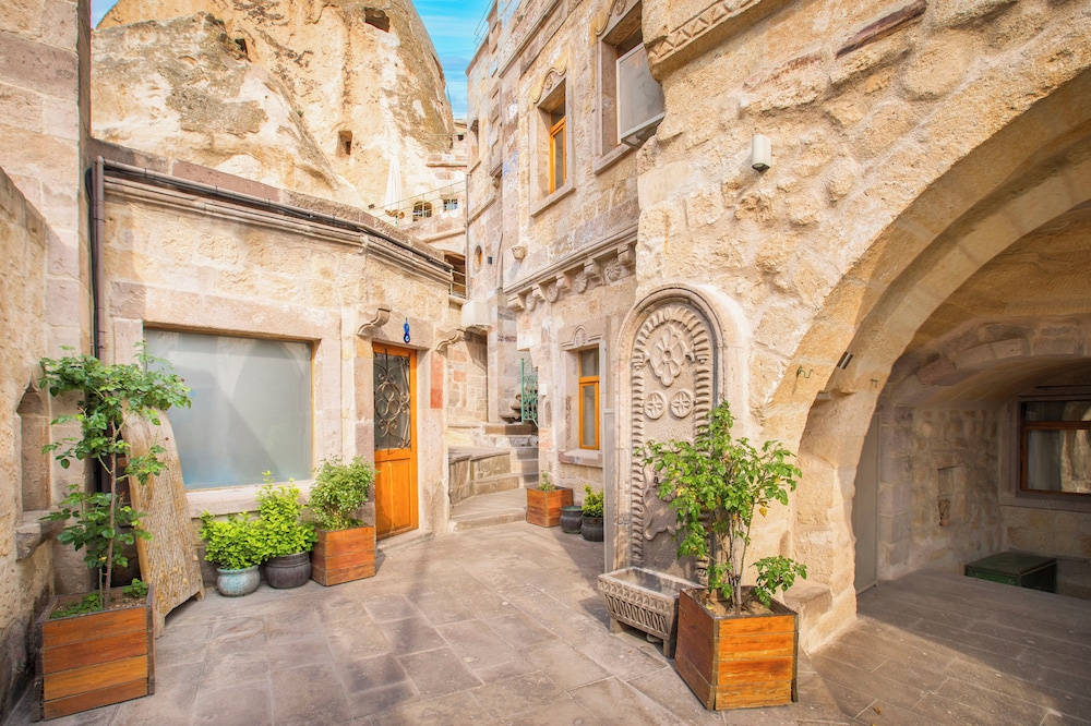 Terra Cave Hotel 8/50
