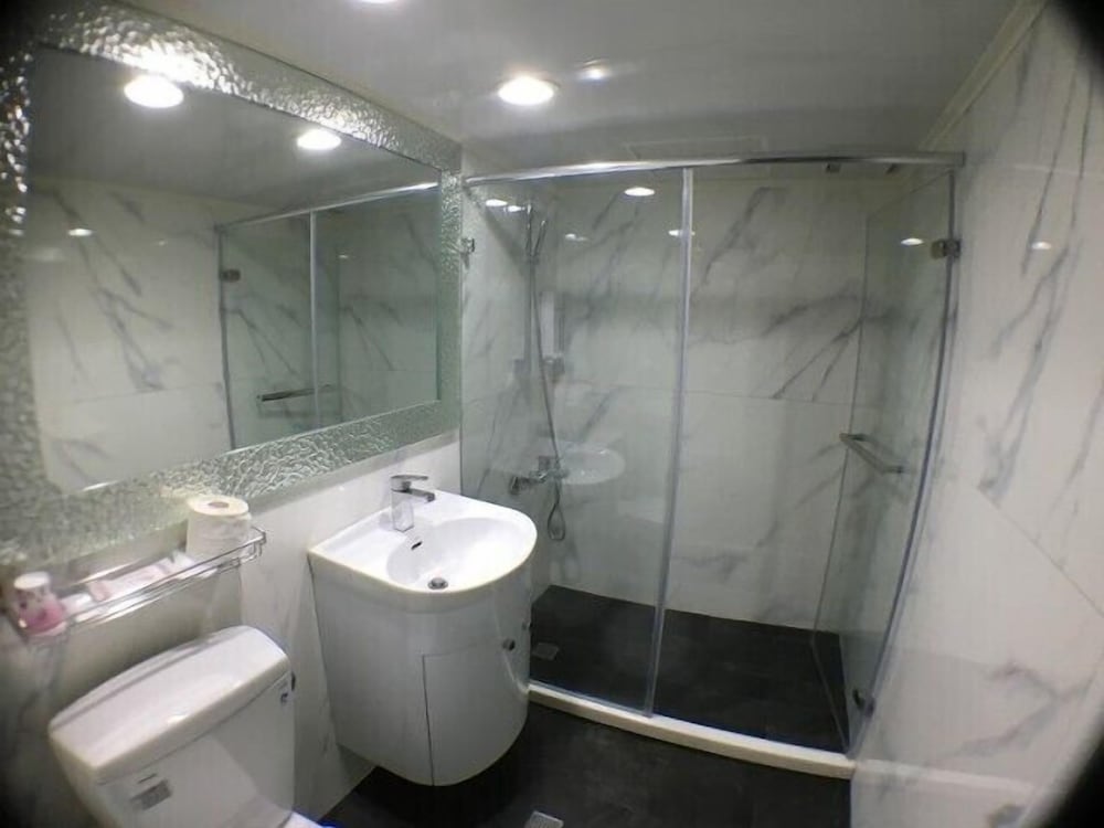 Central Hotel 25/26
