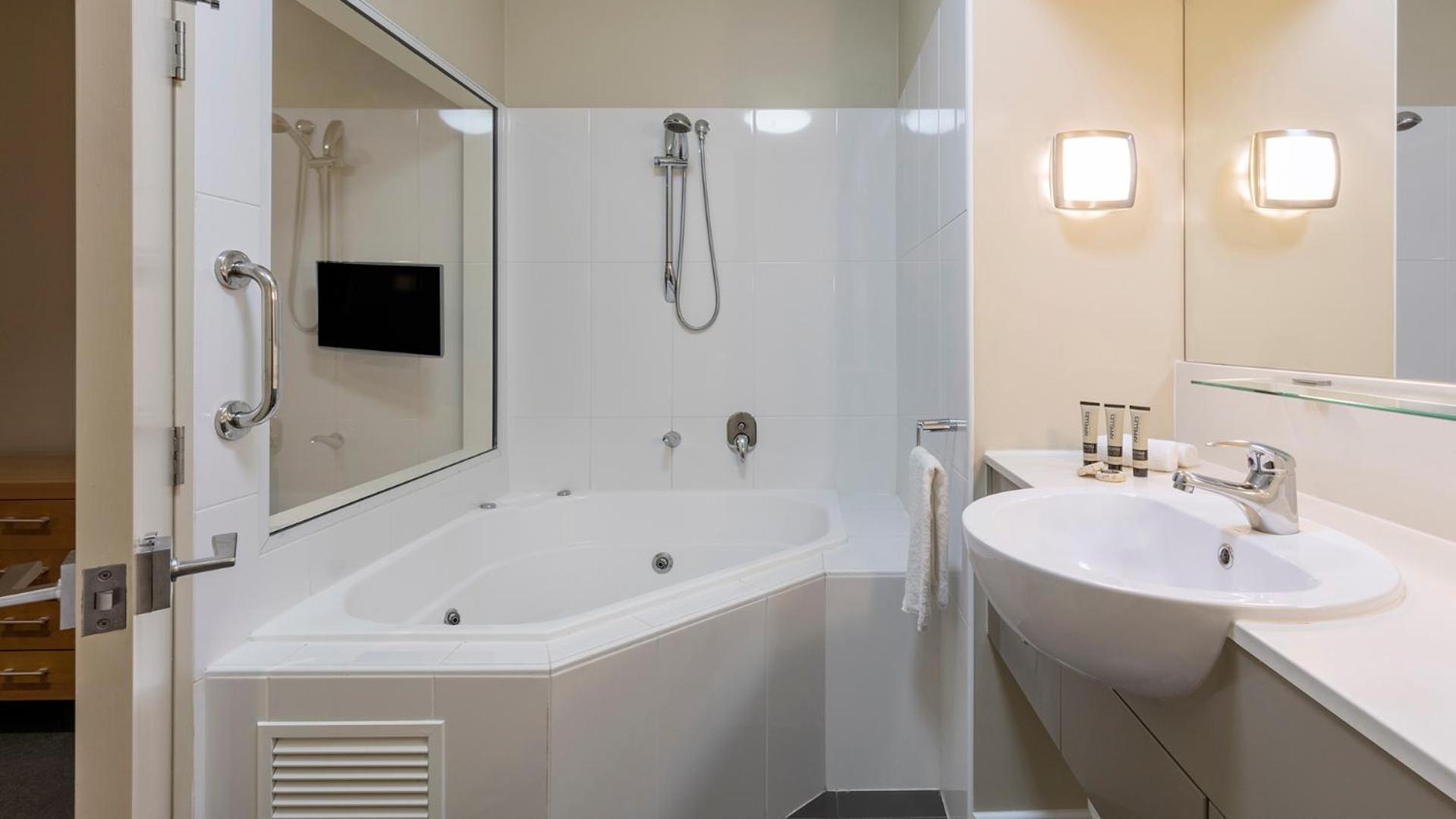 شقة بريميير بسرير كينج بإطلالة على البحر بغرفة نوم واحدة، Oaks Hervey Bay Resort and Spa 2/2