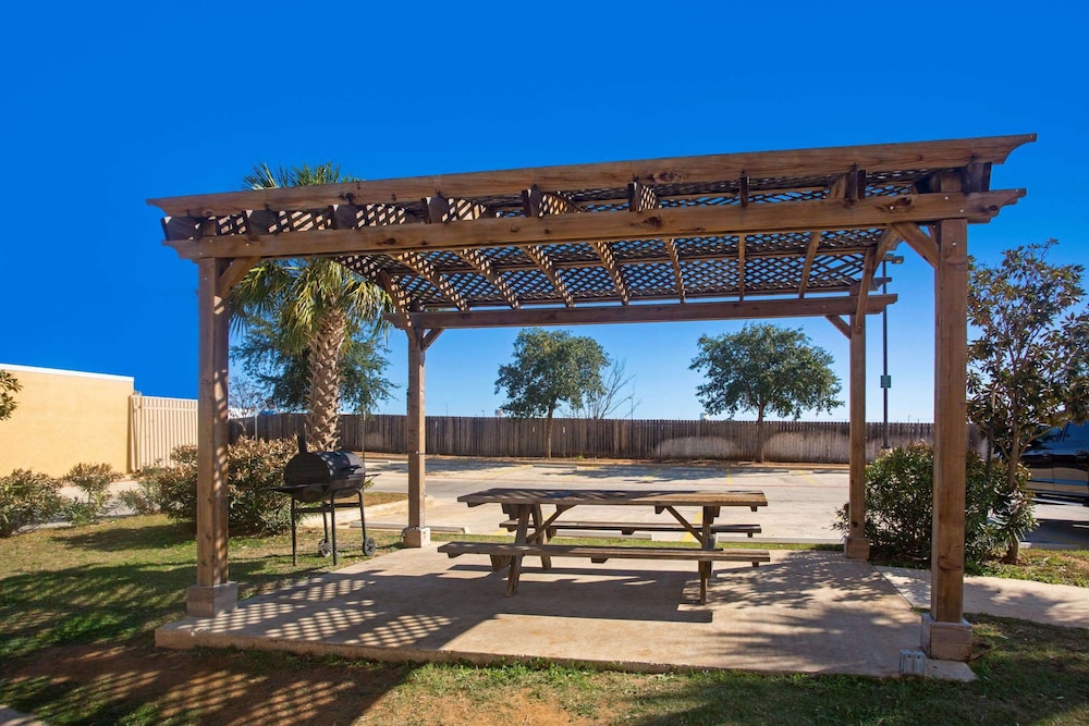 La Quinta Inn Suites Pearsall 3/56