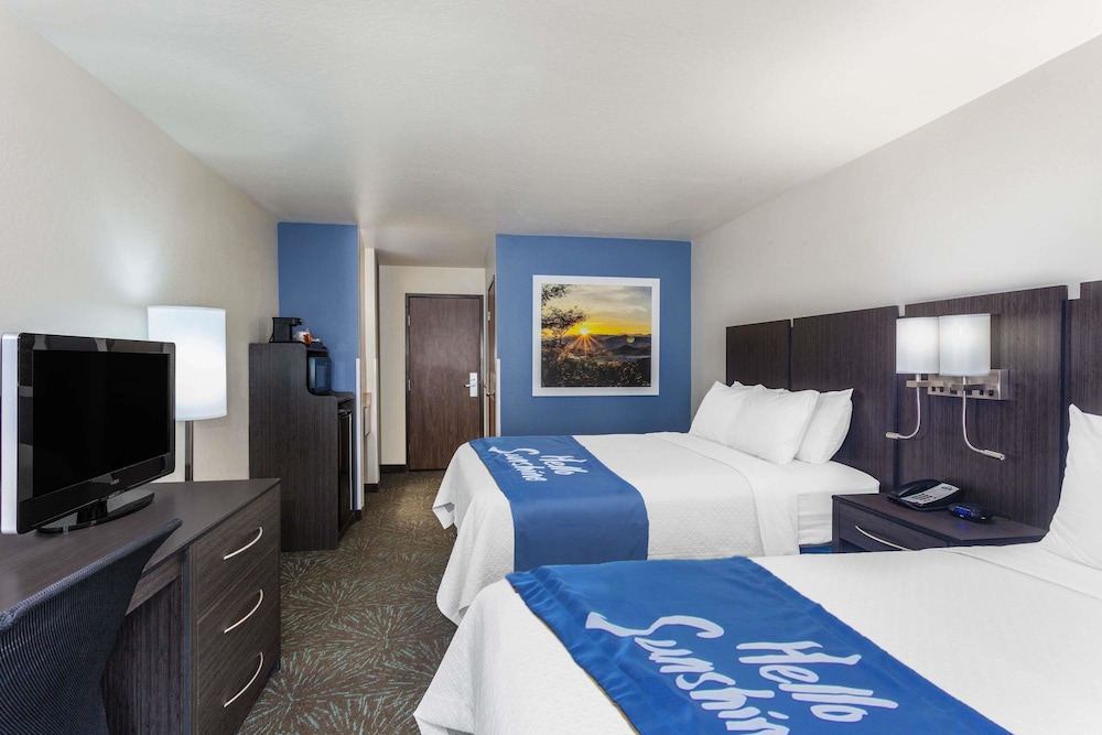 Standard, 2 Queen Beds, Pet Friendly