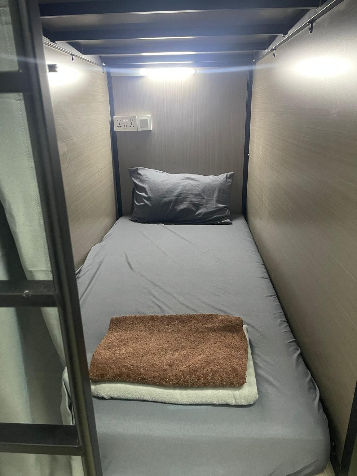Mixed Dorm, Capsule