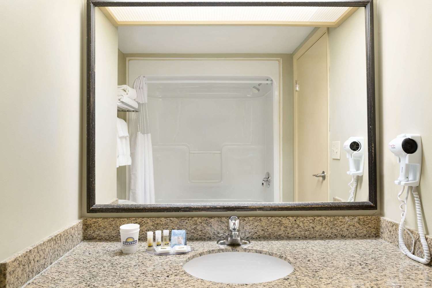 Days Inn By Wyndham Orillia 27/28