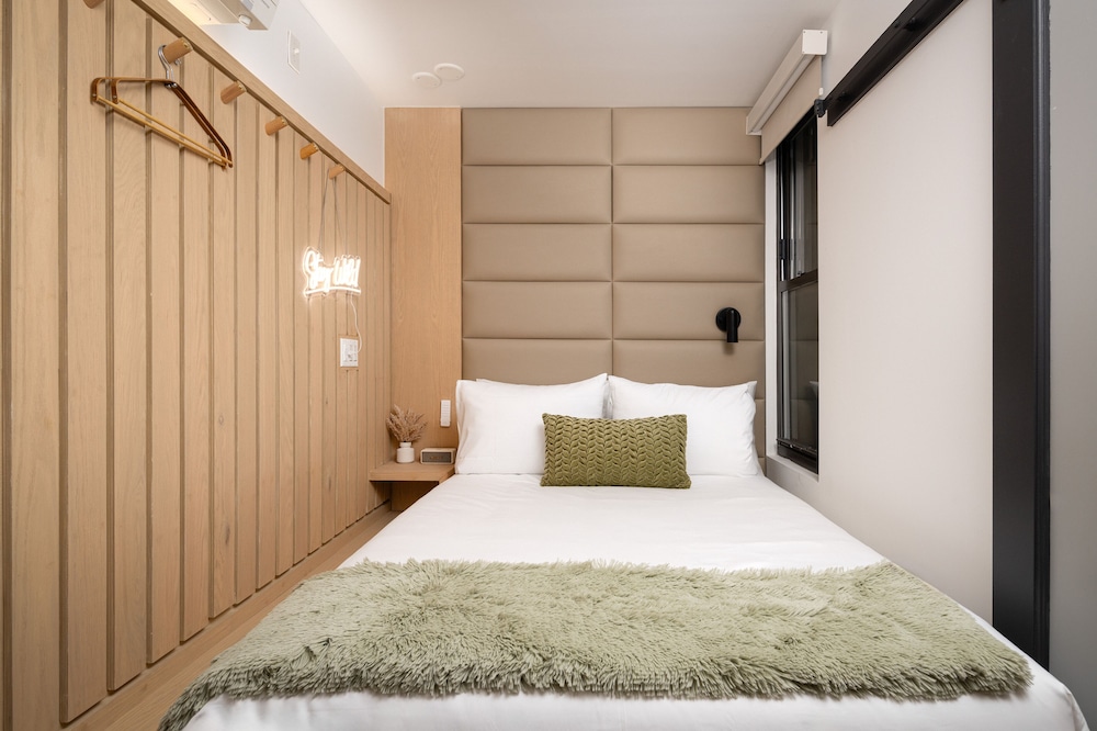Hotel 837 8/50