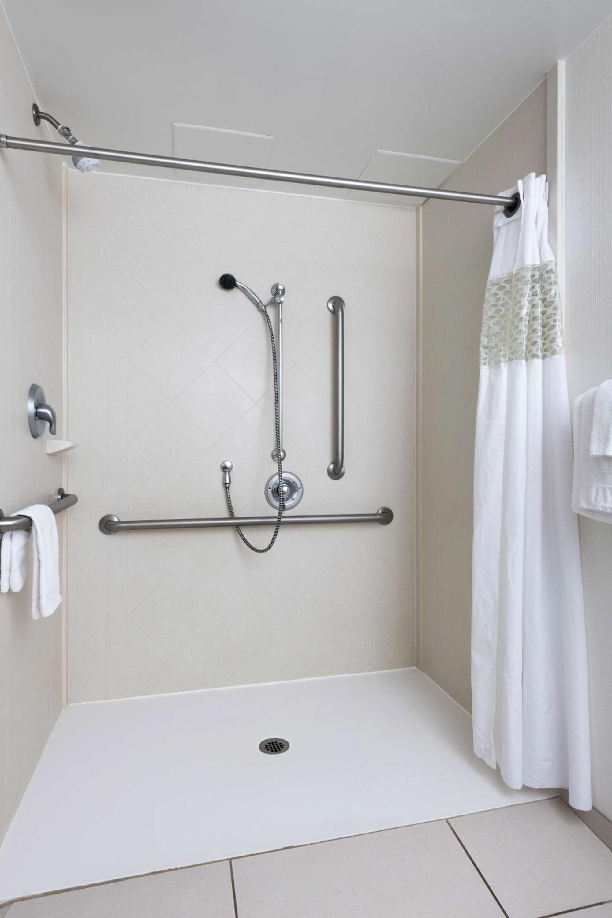 غرفة بسرير كينج وسريرين كوين لذوي الإعاقة، Hampton Inn Suites By Hilton Halifax Dartmouth 5/6