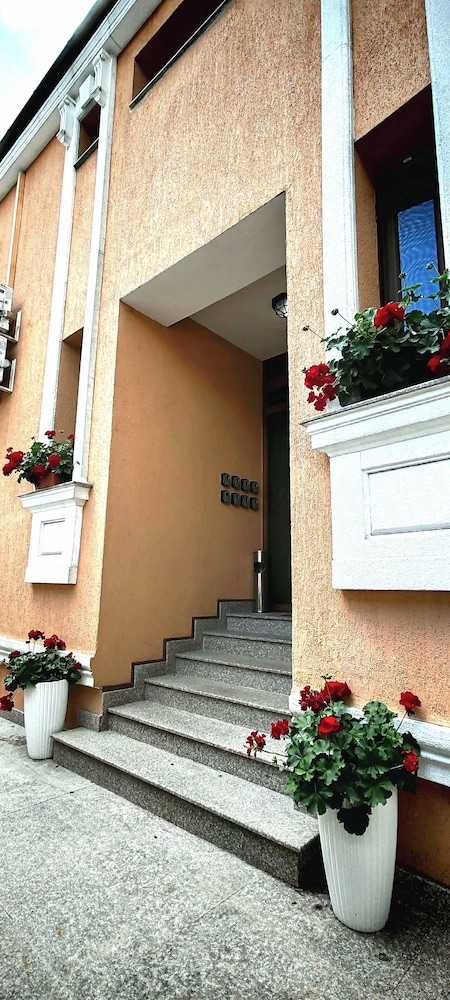 Bucur 9 2/33