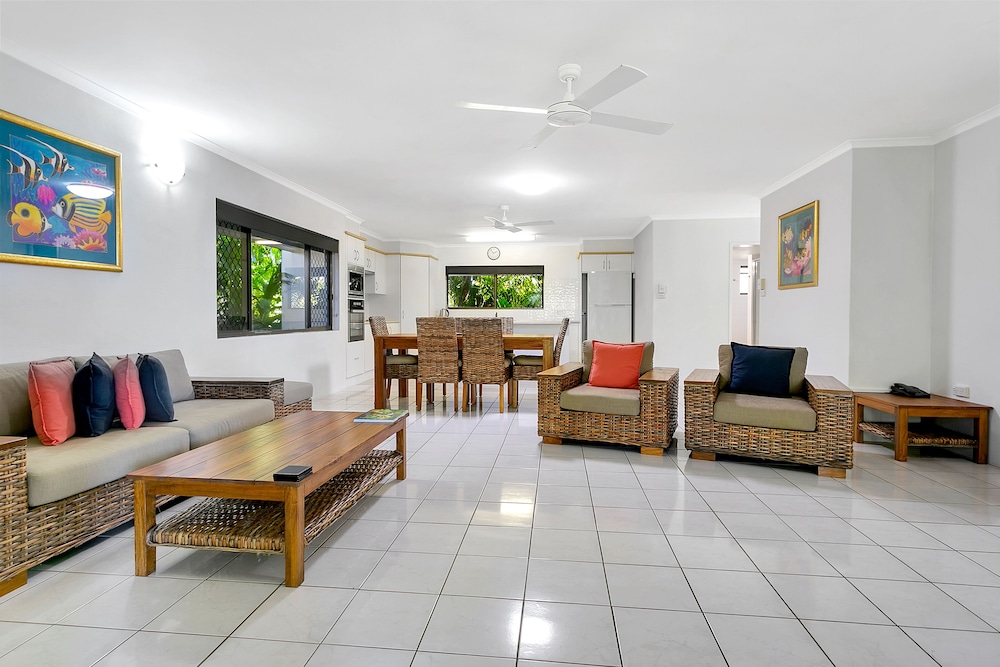 Roydon Beachfront Holiday Apartments 25/50