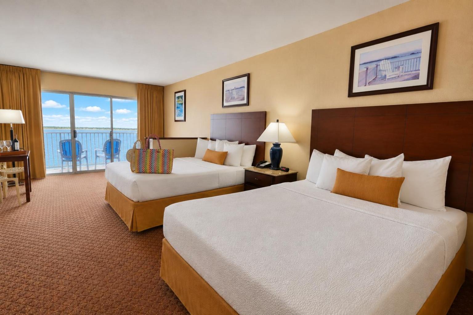 Room, Queen Bed, Bay Front, South Building, Accessible