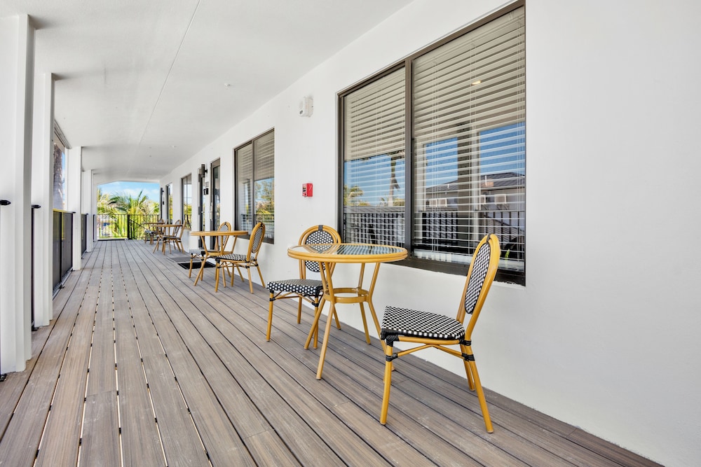Tropic Isle Beach Resort 58/68
