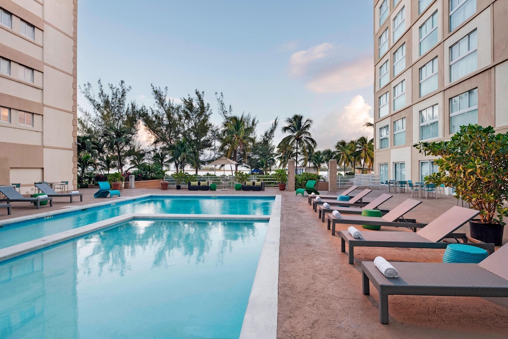 Courtyard Nassau Downtown Junkanoo Beach Ex Sunset Resort Bahamas 7/36