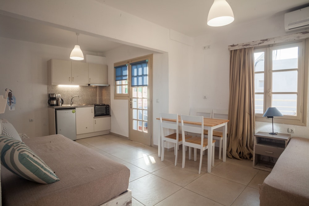 Evina Rooms & Suites 21/38