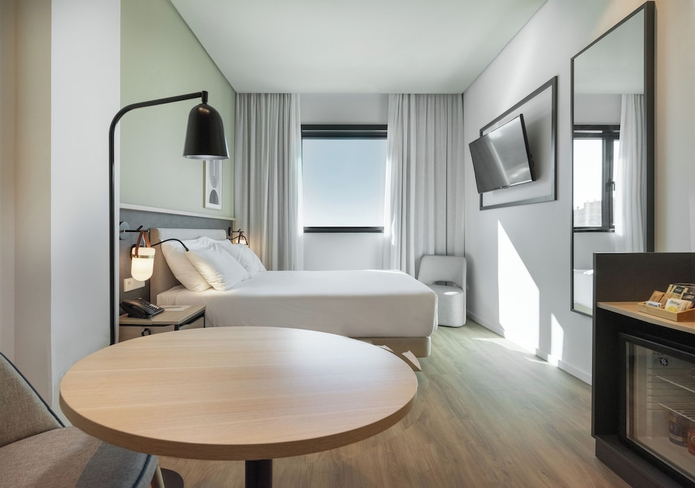 غرفة متصلة عائلية بسرير مزدوج وسريرين منفصلين، Hotel Malaga Alameda Centro Affiliated by Melia 3/5