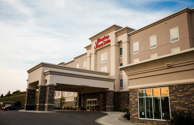 Hampton Inn & Suites Minot Airport 16/17