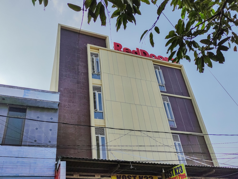 RedDoorz Plus @ K23 Rungkut Madya 2/36