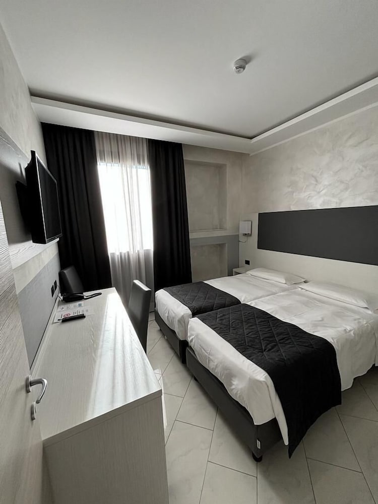 ROOM, QUADRUPLE