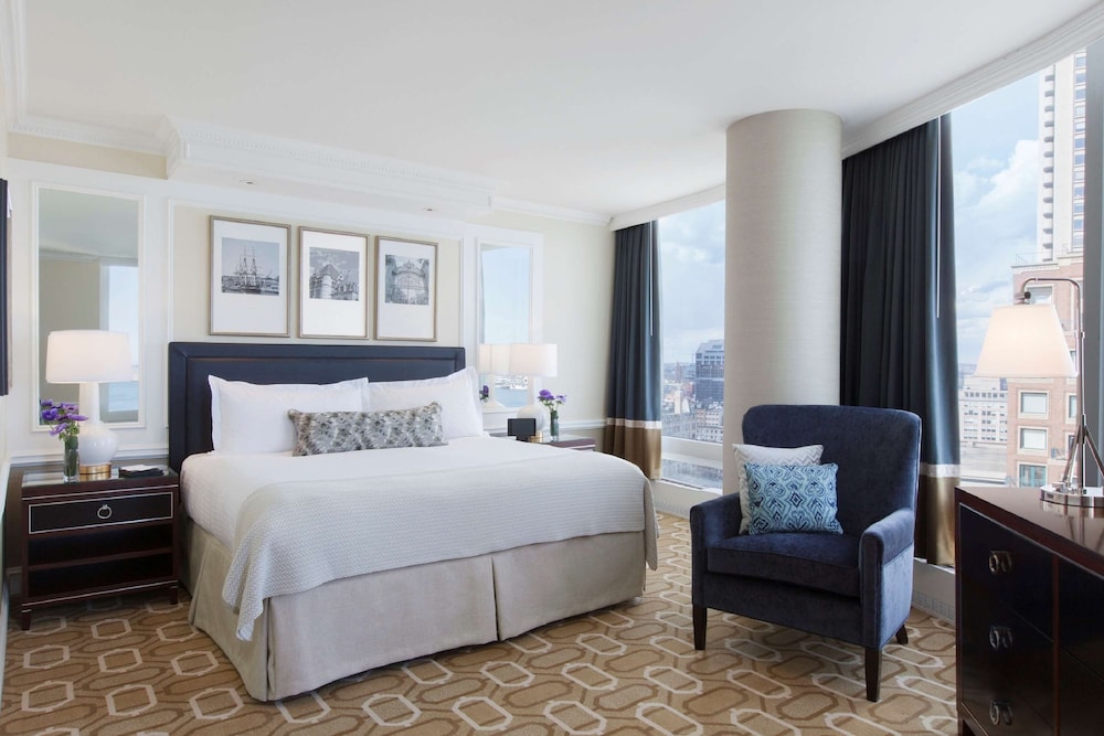 SUITE, KING BED, HARBOUR VIEW