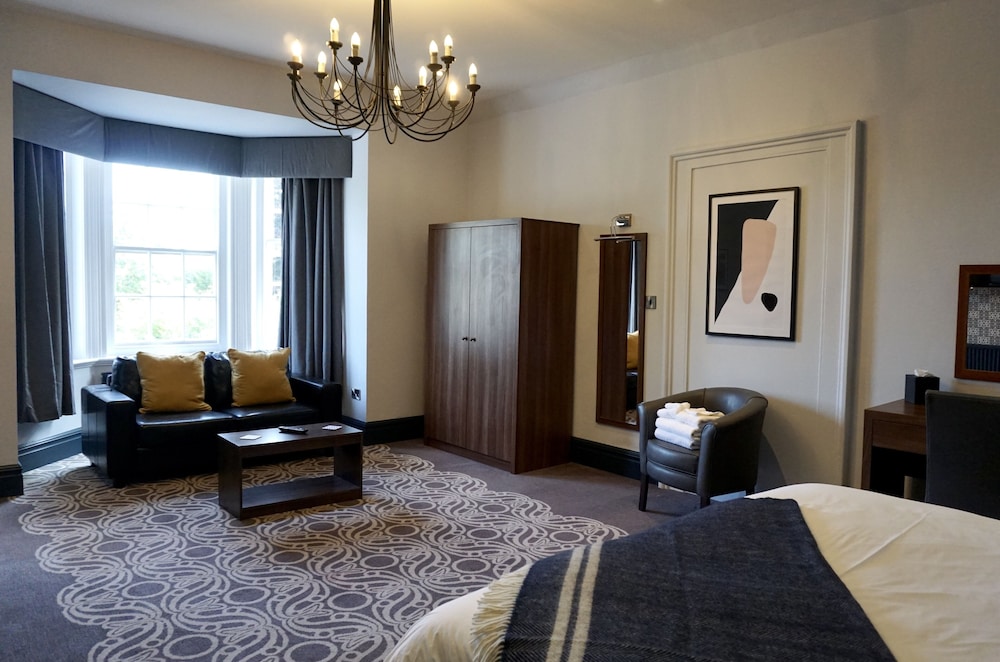 The Carlton Manor Hotel 29/36