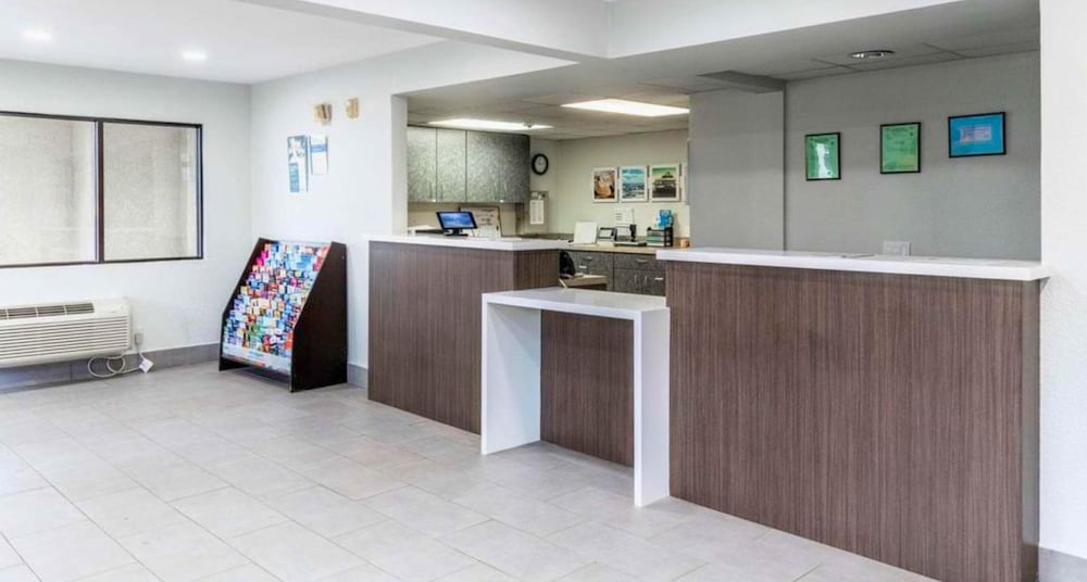 Motel6 Carlsbad, CA - Near Legoland 11/53