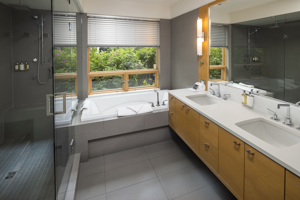 Brentwood Bay Lodge Spa 60/64