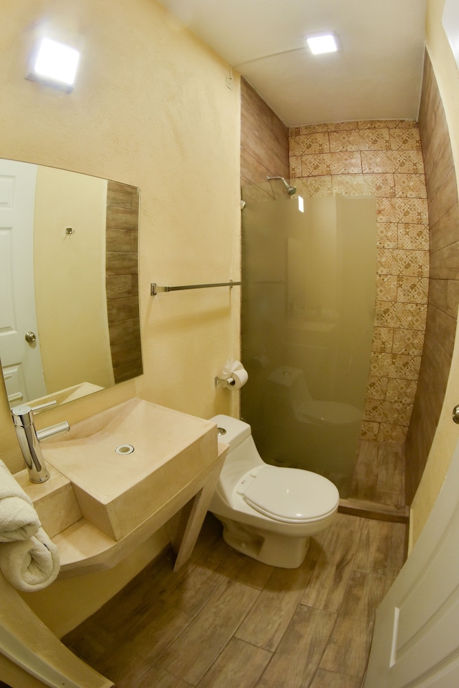 Valenciana Midway Inn 48/50
