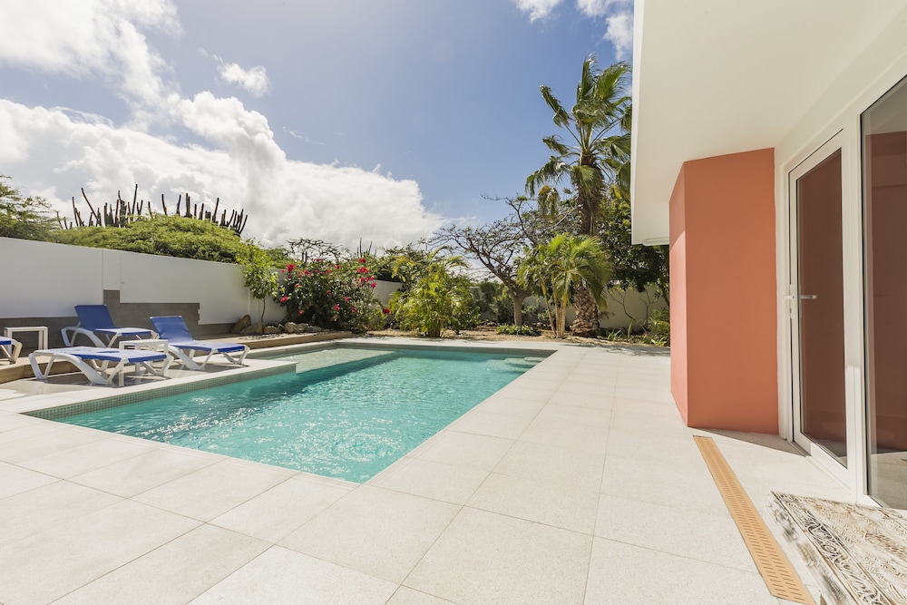 Boca Catalina Modern Villa 40/50