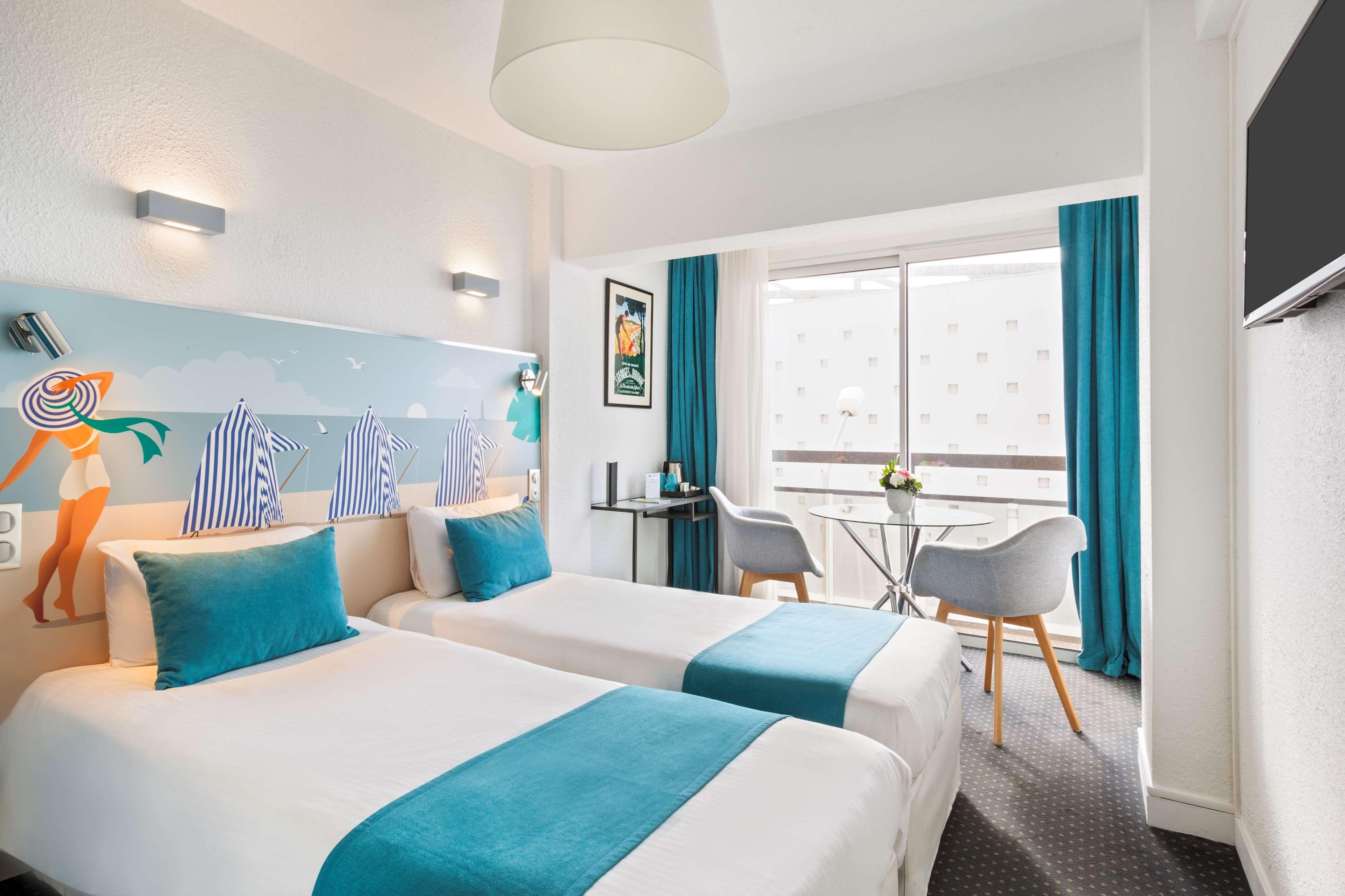 Comfort, Queen Bed, Side Sea View