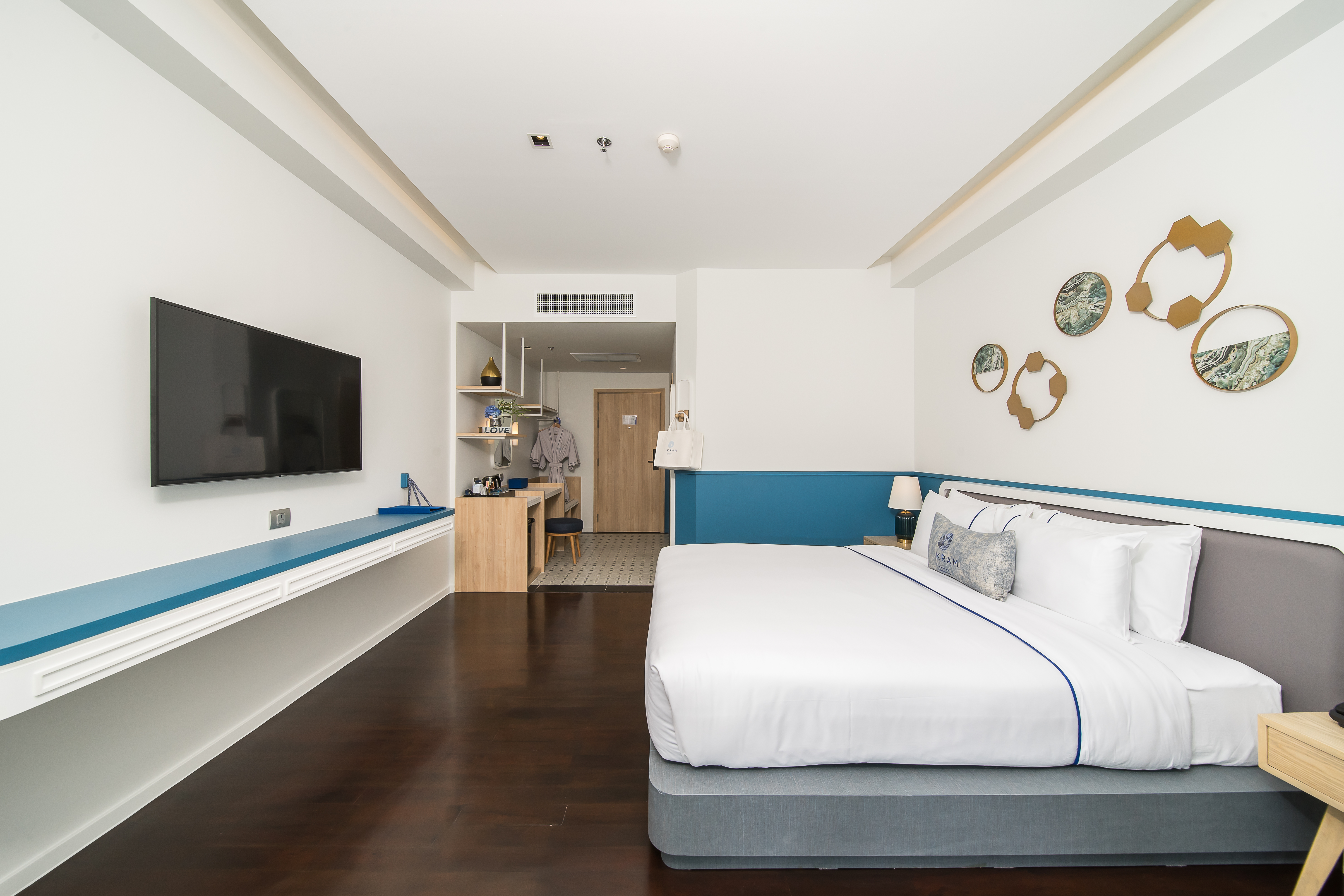 DELUXE KING BED (MAIN WING)
