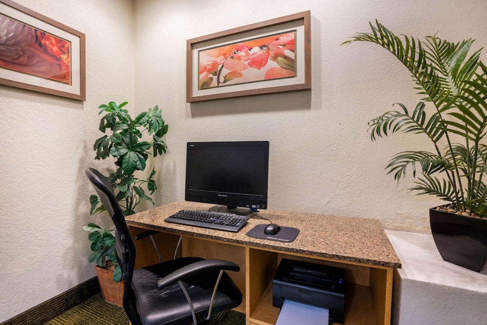 La Quinta Inn & Suites by Wyndham Seattle Sea-Tac Airport 40/48
