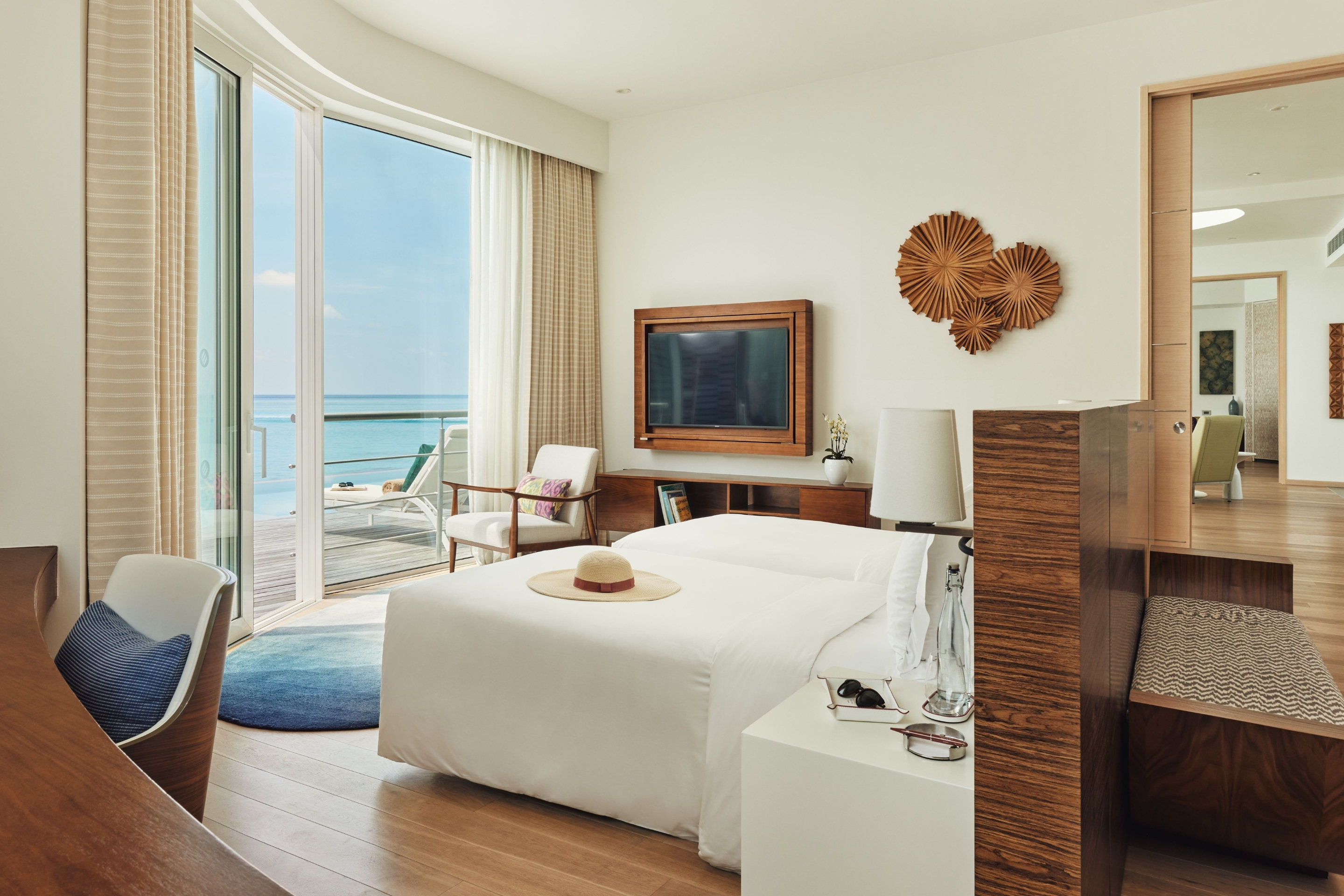 2 Bedrooms, Water, Residence, with Pool