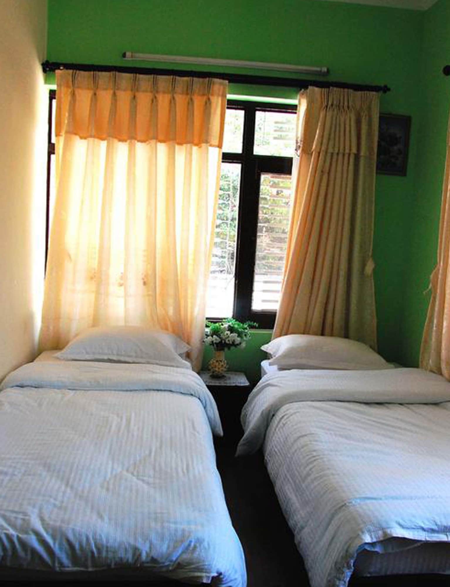 DELUXE, TWIN BEDS, GARDEN VIEW