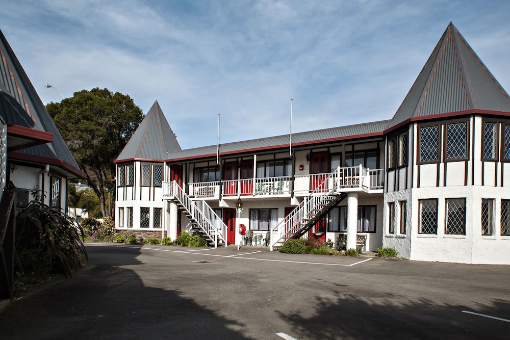 Castles Motel 2/72