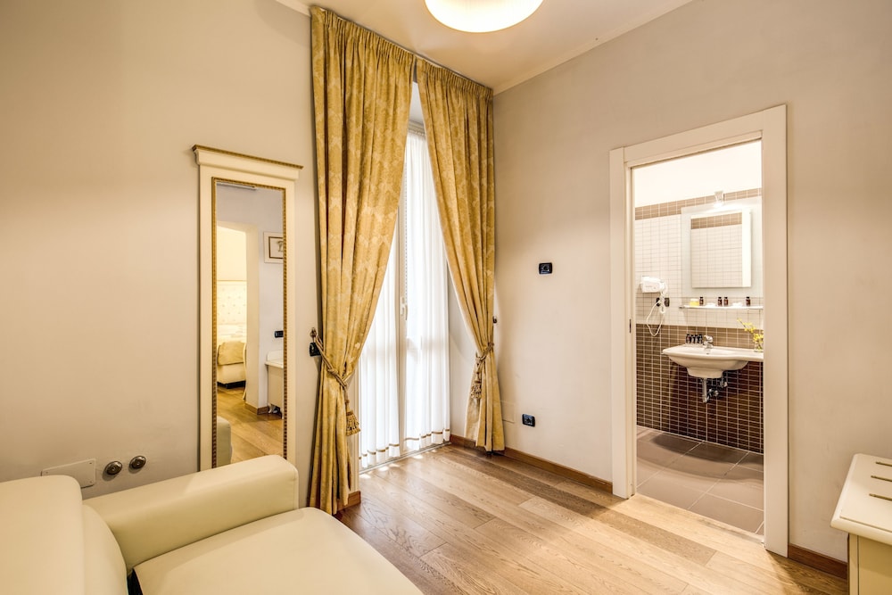 Gravina Suite Frattina 39/53