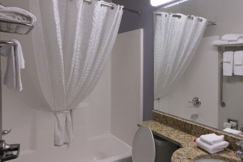Quality Inn & Suites Caldwell I-77 27/28