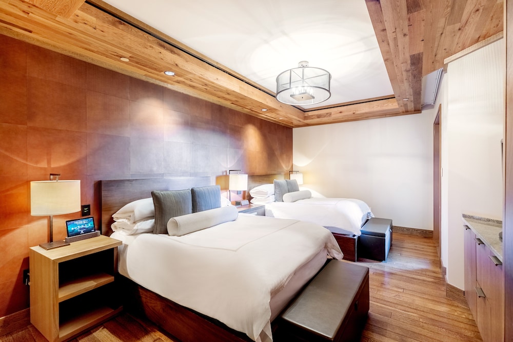 Lodge, Suite, 2 Queen Beds, Balcony