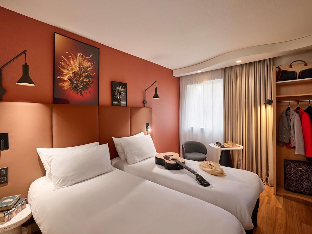 ROOM, TWIN BEDS