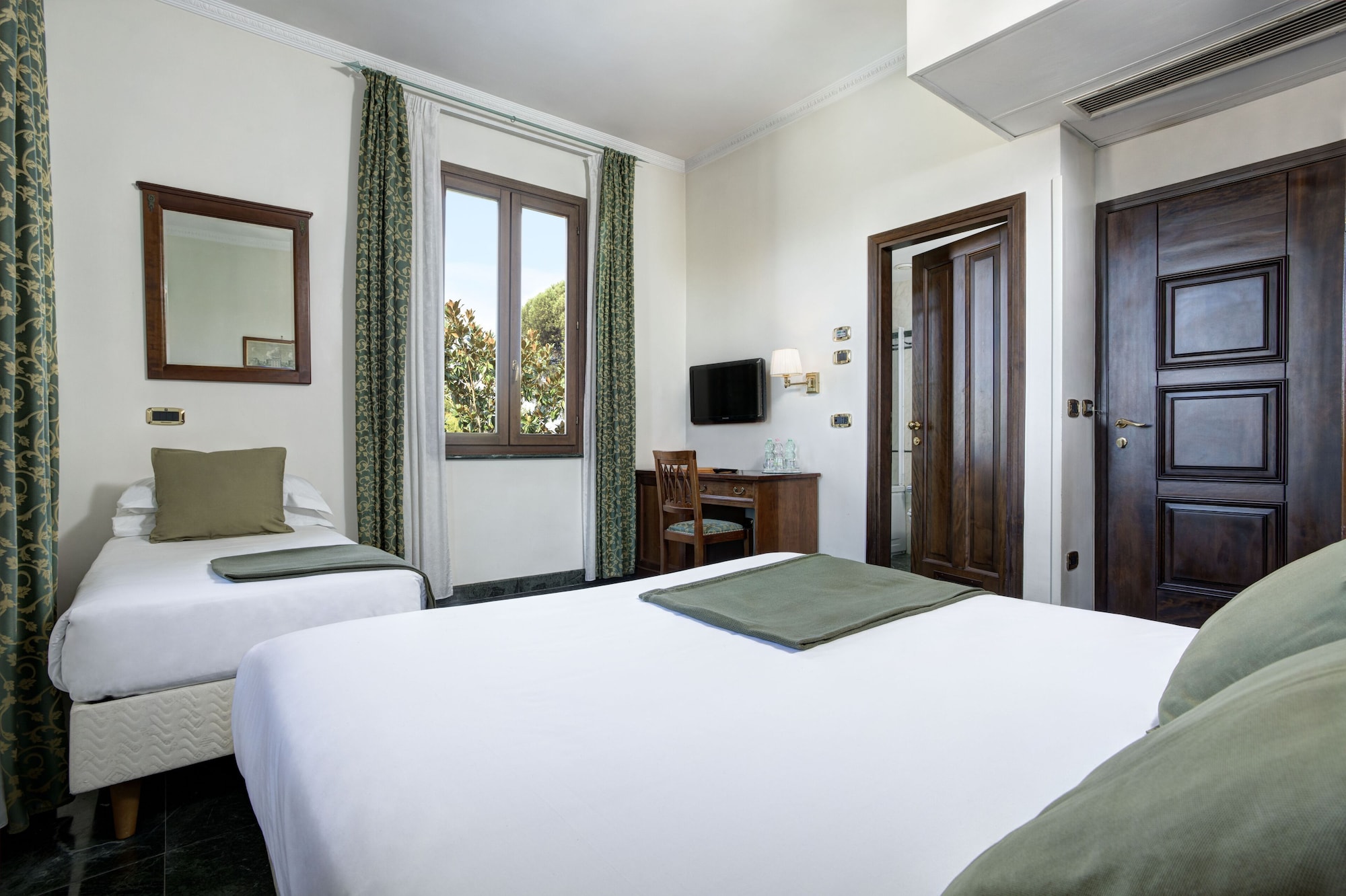 ROOM, TRIPLE