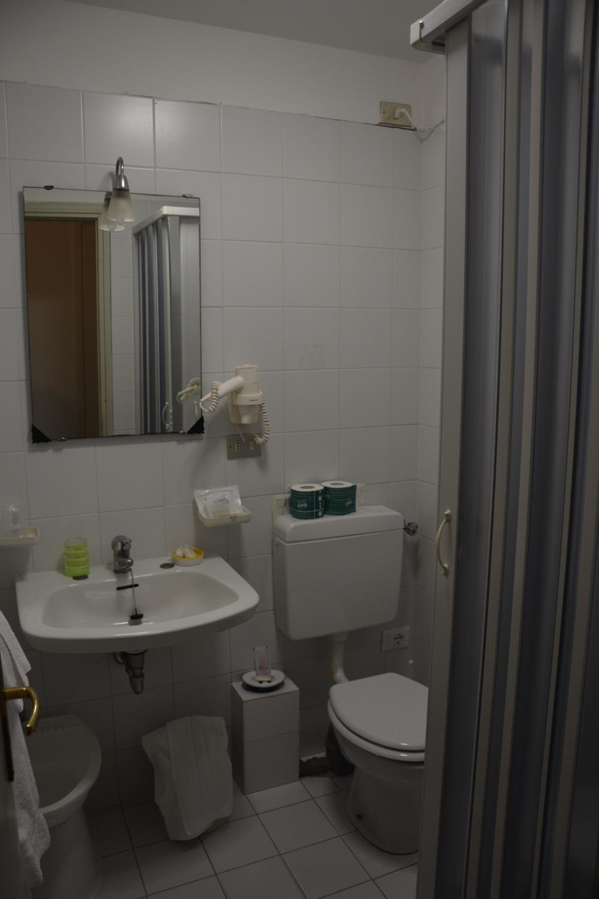 غرفة ثلاثية، Hotel Alfieri 9/9