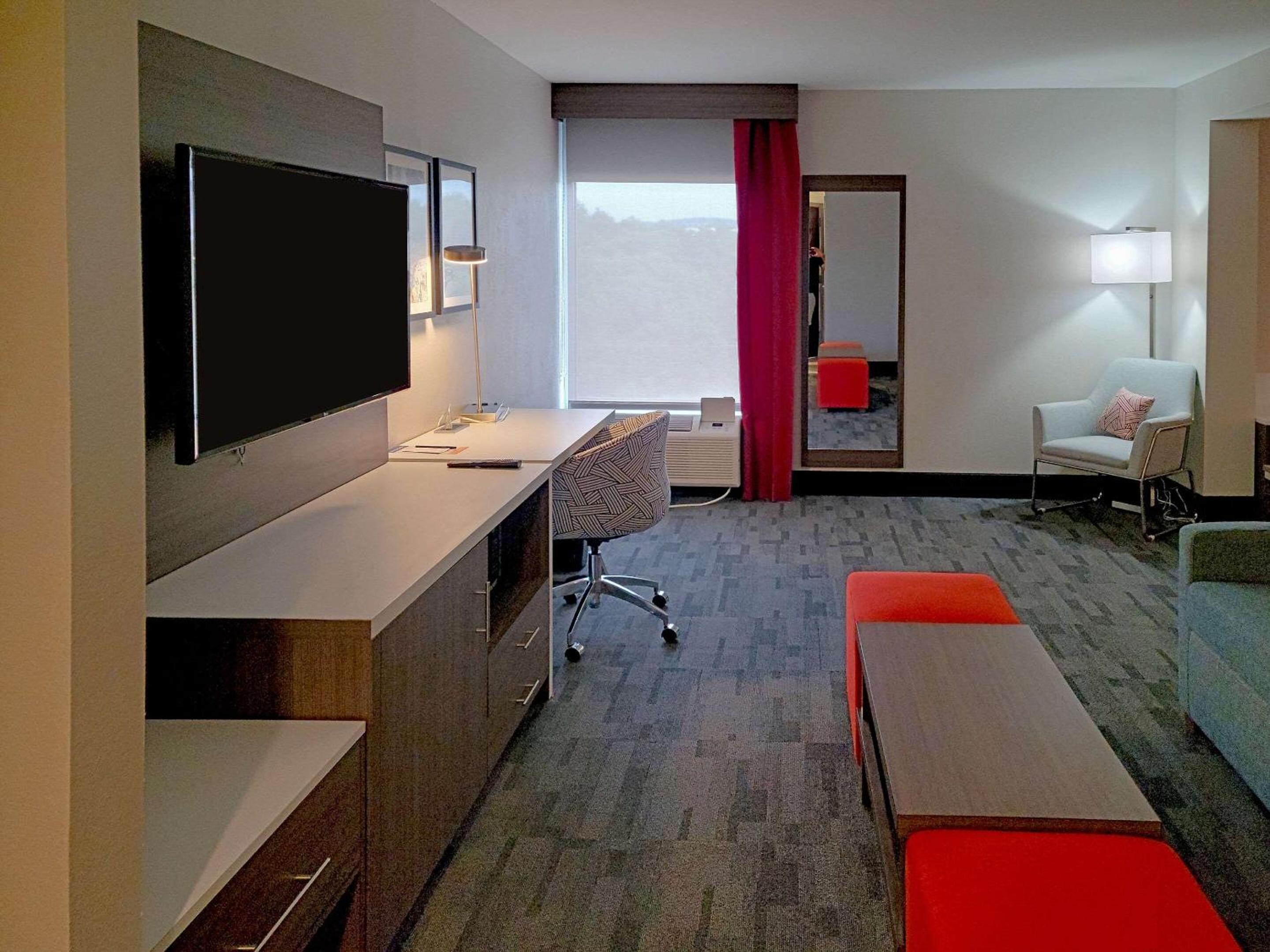 جناح بسرير كينج بحوض استحمام لذوي الإعاقة، Comfort Inn & Suites Wyomissing/Reading 5/6