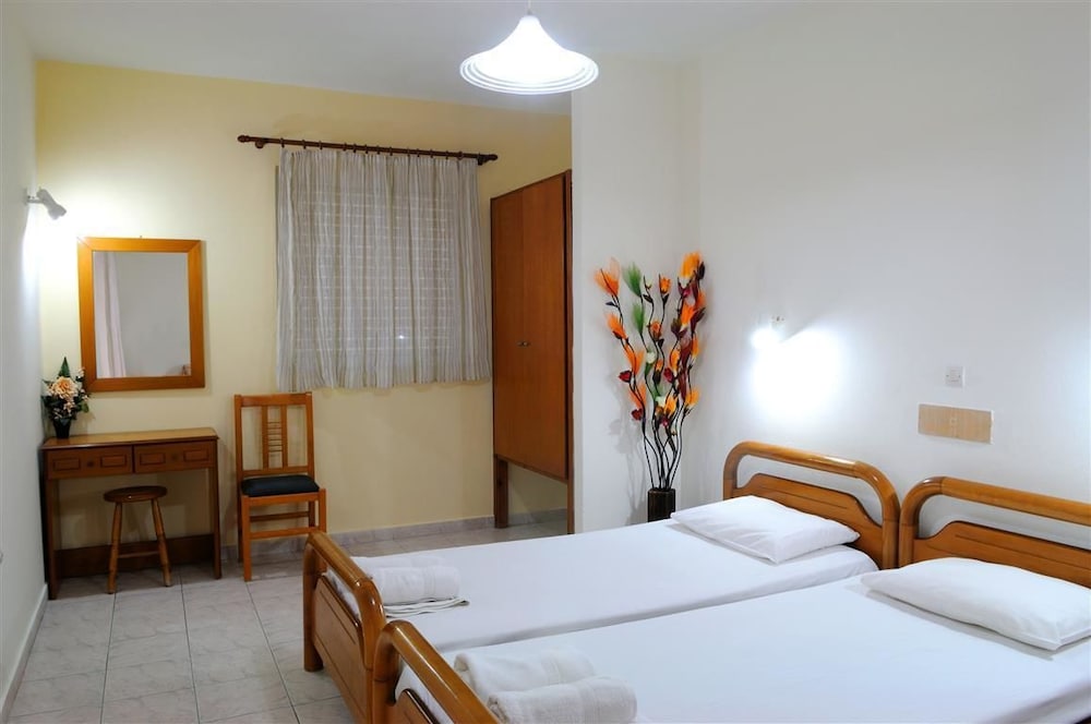 NIKOS 2 STUDIOS AND APARTMENTS 8/25