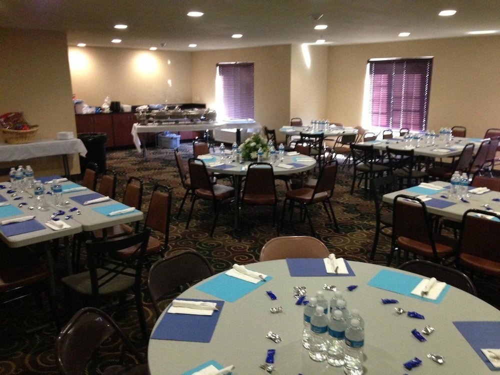 Cobblestone Hotel Suites Seward Ne 52/73