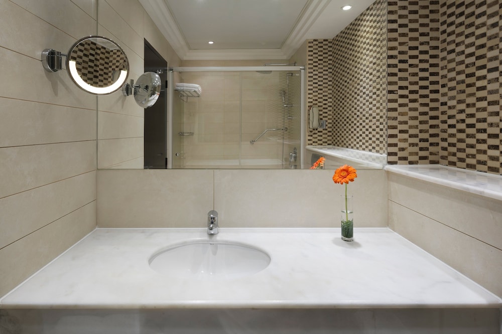 غرفة قياسية بسرير كينج للمدخنين، فندق كراون بلازا جدة(Crowne Plaza Jeddah) 7/8