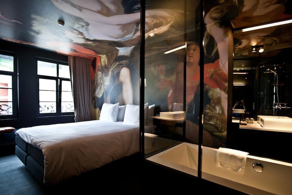 DELUXE, DOUBLE BED, CITY VIEW, BATHTUB
