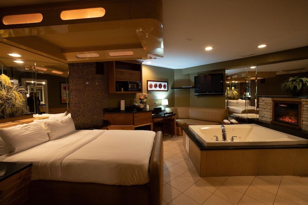 The Champagne Lodge Luxury Suites 10/25