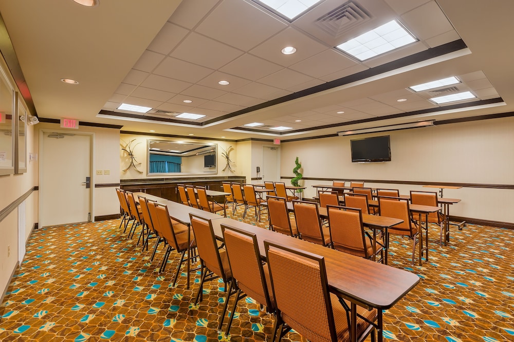 Holiday Inn Express Hotel And Suites Alpine Southeast 47/53